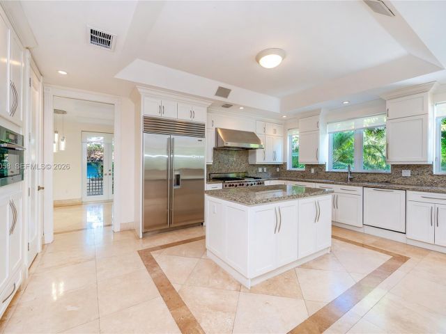 6-bedroom home for rent in Key Biscayne - 541 S Mashta Dr - MondialRealty