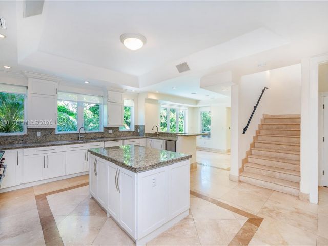 6-bedroom home for rent in Key Biscayne - 541 S Mashta Dr - MondialRealty
