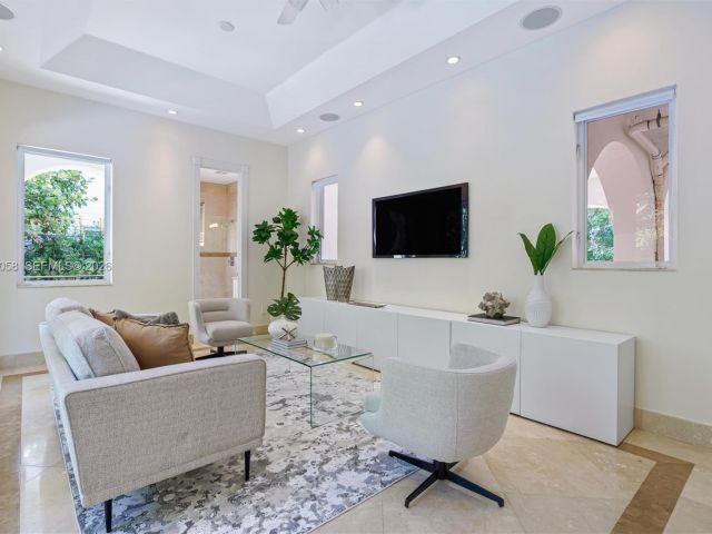 6-bedroom home for rent in Key Biscayne - 541 S Mashta Dr - MondialRealty