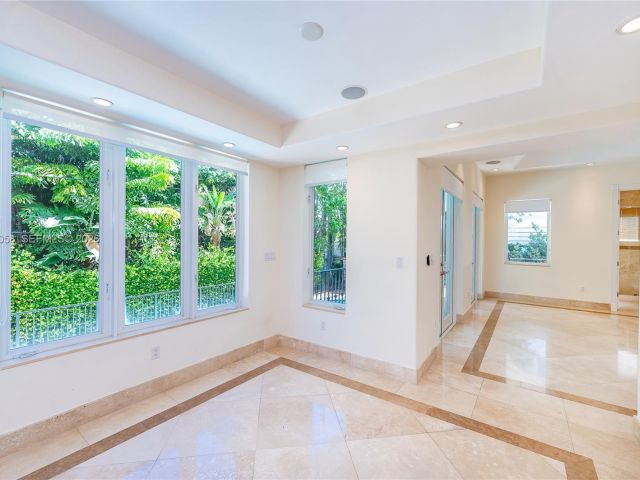 6-bedroom home for rent in Key Biscayne - 541 S Mashta Dr - MondialRealty