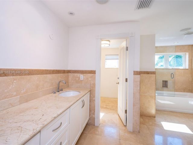 6-bedroom home for rent in Key Biscayne - 541 S Mashta Dr - MondialRealty