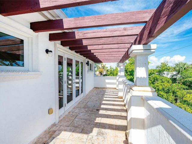 6-bedroom home for rent in Key Biscayne - 541 S Mashta Dr - MondialRealty