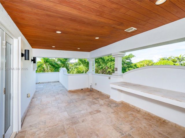 6-bedroom home for rent in Key Biscayne - 541 S Mashta Dr - MondialRealty