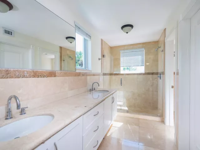6-bedroom home for rent in Key Biscayne - 541 S Mashta Dr - MondialRealty
