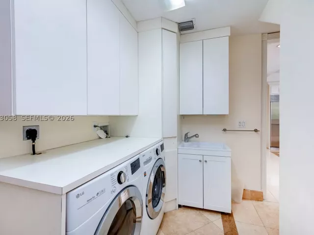 6-bedroom home for rent in Key Biscayne - 541 S Mashta Dr - MondialRealty