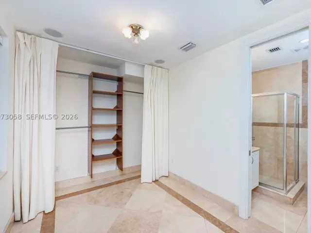 6-bedroom home for rent in Key Biscayne - 541 S Mashta Dr - MondialRealty