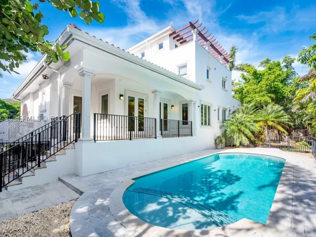 6-bedroom home for rent in Key Biscayne - 541 S Mashta Dr - MondialRealty