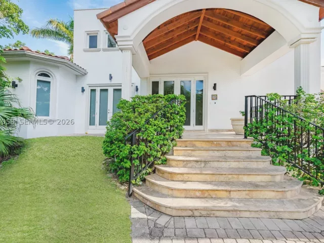 6-bedroom home for rent in Key Biscayne - 541 S Mashta Dr - MondialRealty