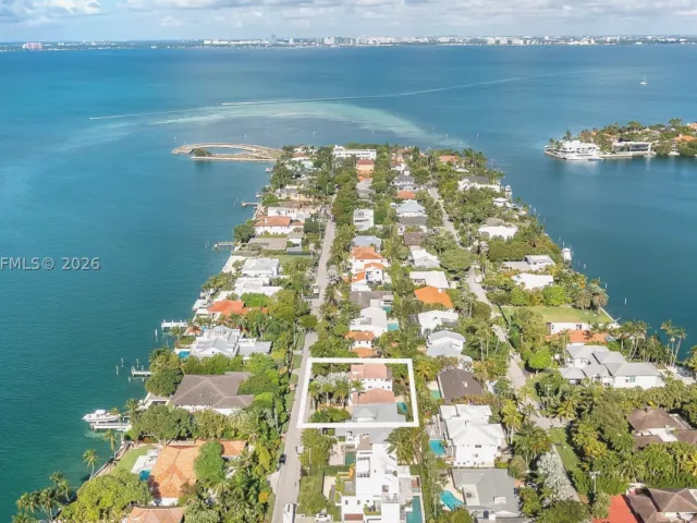6-bedroom home for rent in Key Biscayne - 541 S Mashta Dr - MondialRealty