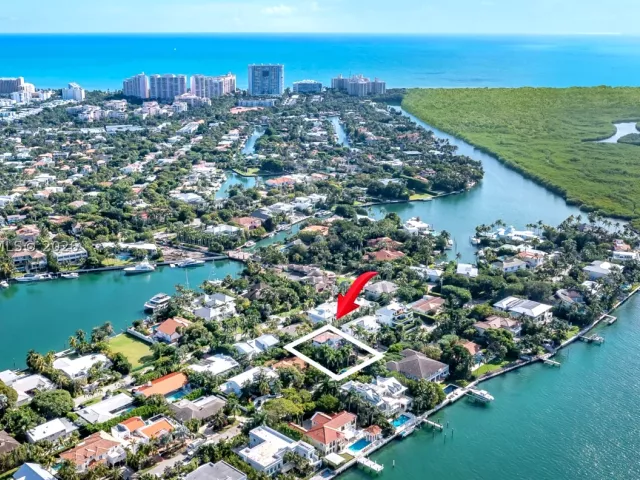 6-bedroom home for rent in Key Biscayne - 541 S Mashta Dr - MondialRealty