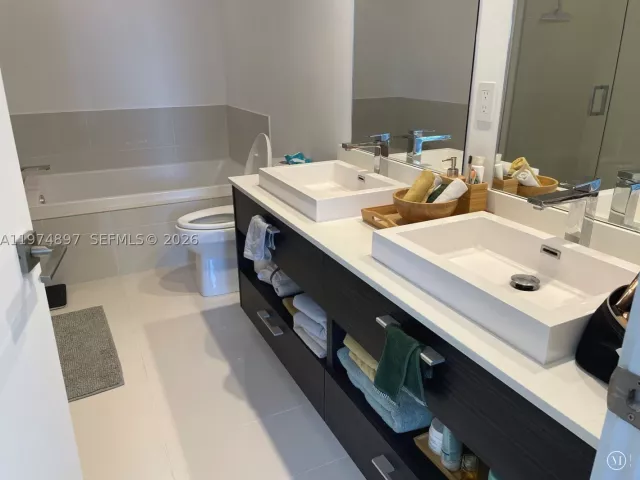 2-bedroom condo for sale in Miami - 45 SW 9th St 1206 - MondialRealty