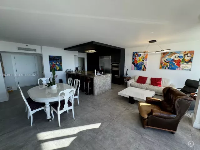 1-bedroom condo for sale in Aventura - 19355 Turnberry Way 23C - MondialRealty