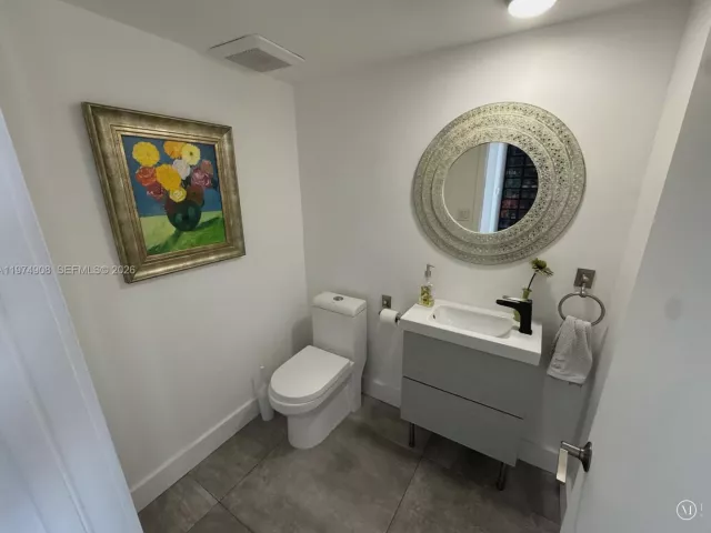 1-bedroom condo for sale in Aventura - 19355 Turnberry Way 23C - MondialRealty