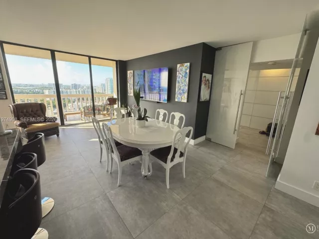 1-bedroom condo for sale in Aventura - 19355 Turnberry Way 23C - MondialRealty