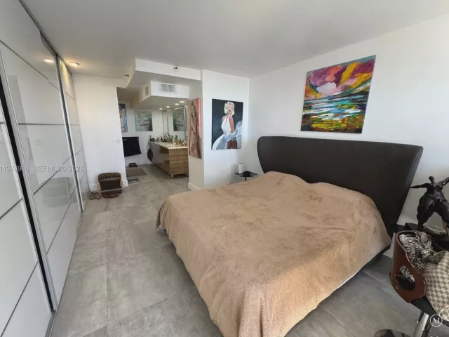 1-bedroom condo for sale in Aventura - 19355 Turnberry Way 23C - MondialRealty