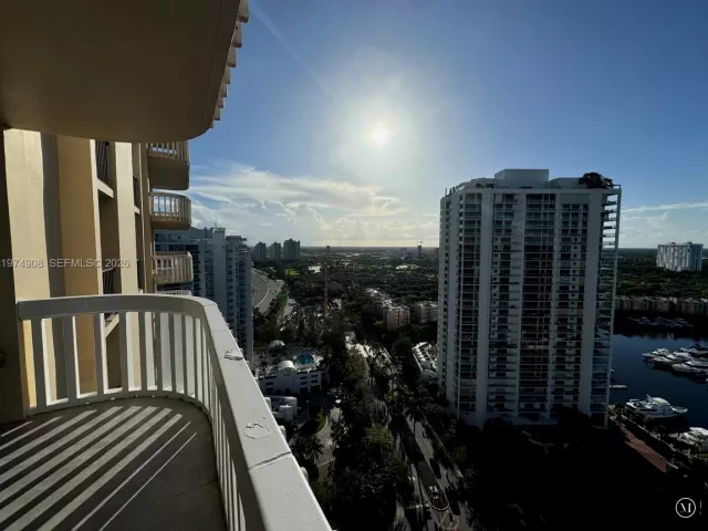1-bedroom condo for sale in Aventura - 19355 Turnberry Way 23C - MondialRealty