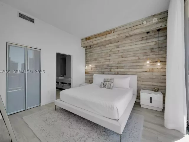 3-bedroom condo for sale in Miami - 55 SW 9th St 4406 - MondialRealty