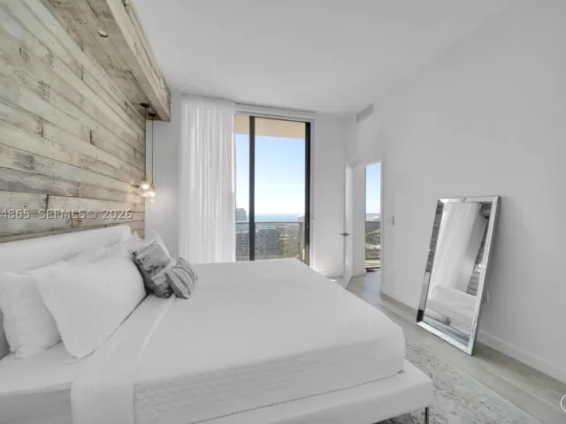 3-bedroom condo for sale in Miami - 55 SW 9th St 4406 - MondialRealty