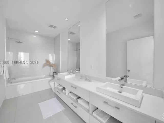 3-bedroom condo for sale in Miami - 55 SW 9th St 4406 - MondialRealty