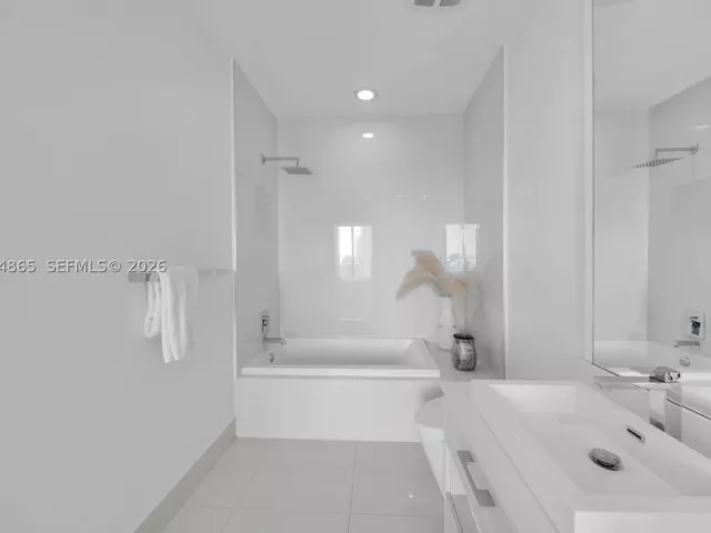 3-bedroom condo for sale in Miami - 55 SW 9th St 4406 - MondialRealty