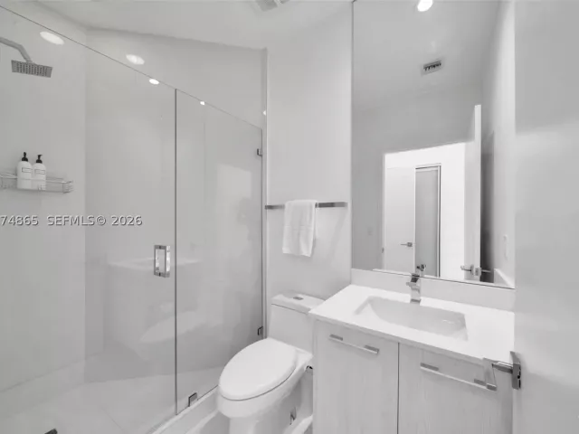 3-bedroom condo for sale in Miami - 55 SW 9th St 4406 - MondialRealty