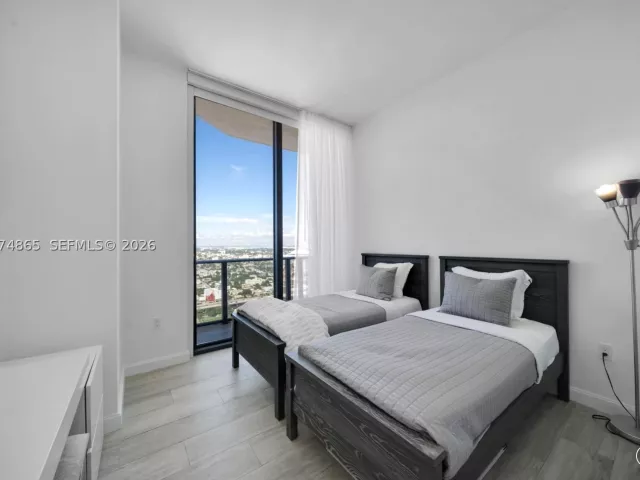 3-bedroom condo for sale in Miami - 55 SW 9th St 4406 - MondialRealty