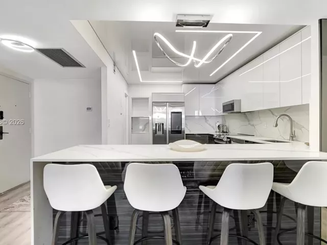 2-bedroom condo for sale in Hallandale Beach - 2500 Parkview Dr 1914 - MondialRealty