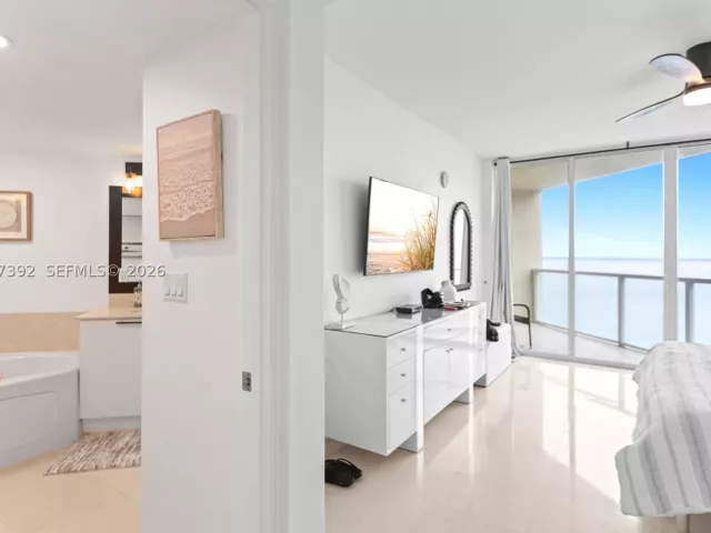 2-bedroom condo for rent in Sunny Isles Beach - 16699 Collins Ave 2709 - MondialRealty