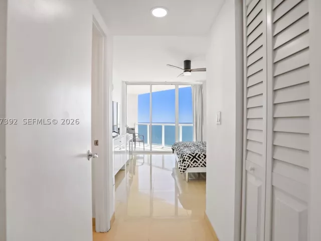 2-bedroom condo for rent in Sunny Isles Beach - 16699 Collins Ave 2709 - MondialRealty