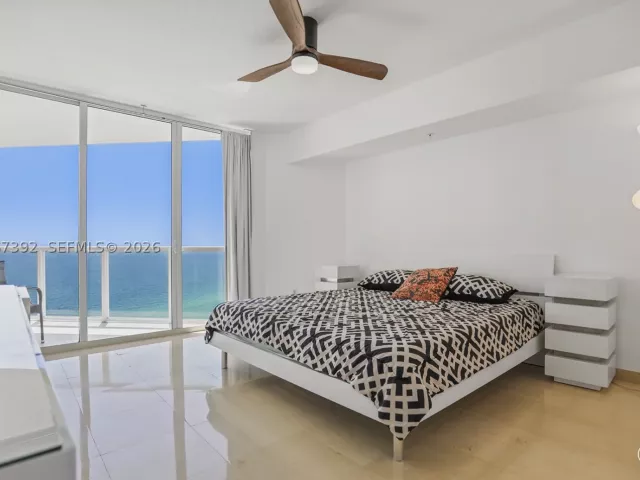 2-bedroom condo for rent in Sunny Isles Beach - 16699 Collins Ave 2709 - MondialRealty