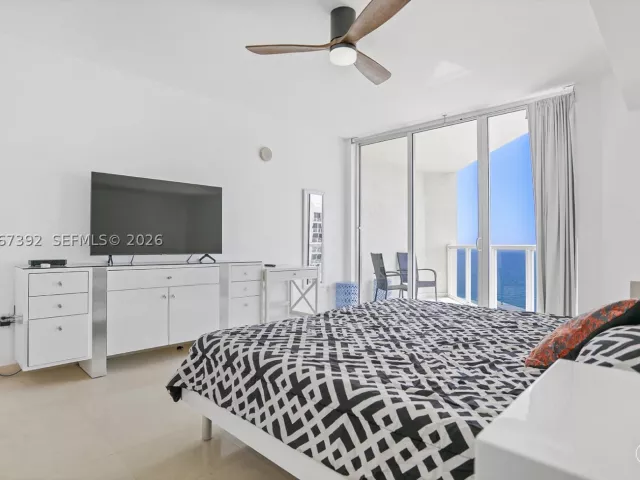 2-bedroom condo for rent in Sunny Isles Beach - 16699 Collins Ave 2709 - MondialRealty