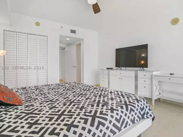 2-bedroom condo for rent in Sunny Isles Beach - 16699 Collins Ave 2709 - MondialRealty
