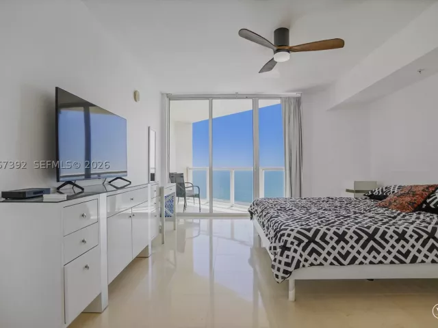 2-bedroom condo for rent in Sunny Isles Beach - 16699 Collins Ave 2709 - MondialRealty