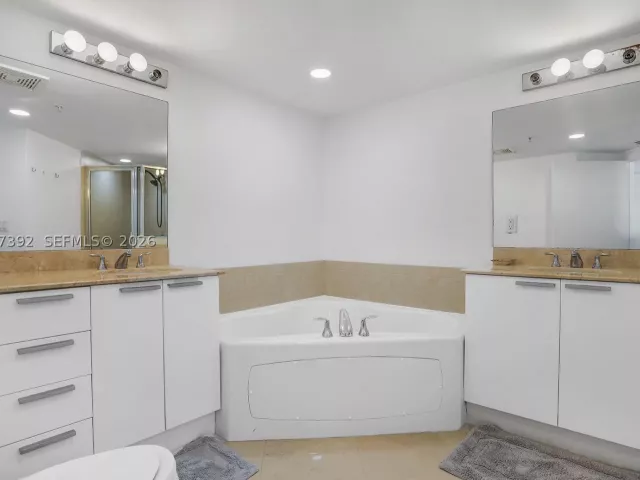 2-bedroom condo for rent in Sunny Isles Beach - 16699 Collins Ave 2709 - MondialRealty