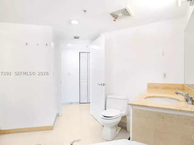 2-bedroom condo for rent in Sunny Isles Beach - 16699 Collins Ave 2709 - MondialRealty