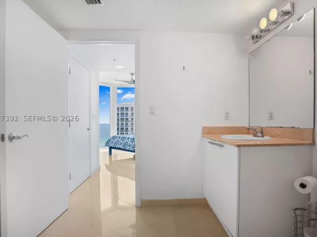2-bedroom condo for rent in Sunny Isles Beach - 16699 Collins Ave 2709 - MondialRealty