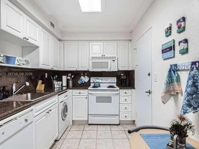 Apartment for rent  Unit #633 (AVAILABLE NOW) - photo 7477673