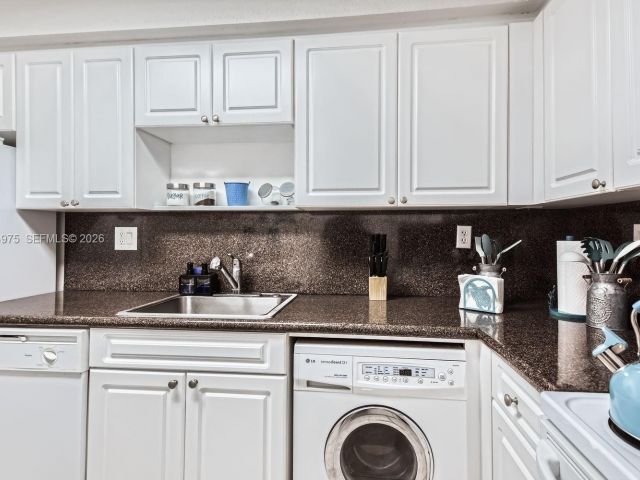 Apartment for rent  Unit #633 (AVAILABLE NOW) - photo 7477674