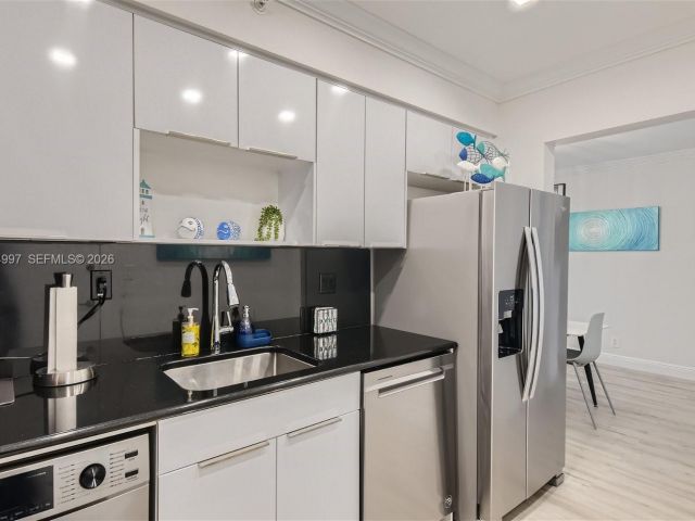 Apartment for rent  Unit #715 (AVAILABLE APRIL) - photo 7477651