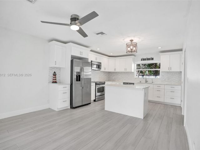 Home for sale at 2724 NE 10th St - photo 7510337