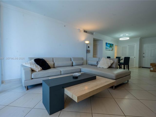 1-bedroom condo for rent in Hollywood - 2501 S Ocean Dr 1118 - MondialRealty