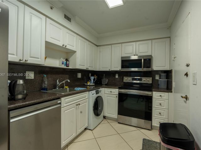 1-bedroom condo for rent in Hollywood - 2501 S Ocean Dr 1118 - MondialRealty