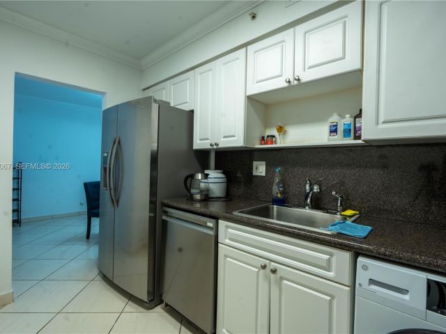 1-bedroom condo for rent in Hollywood - 2501 S Ocean Dr 1118 - MondialRealty