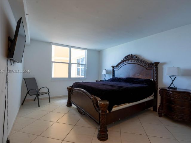 1-bedroom condo for rent in Hollywood - 2501 S Ocean Dr 1118 - MondialRealty