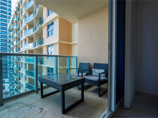 1-bedroom condo for rent in Hollywood - 2501 S Ocean Dr 1118 - MondialRealty