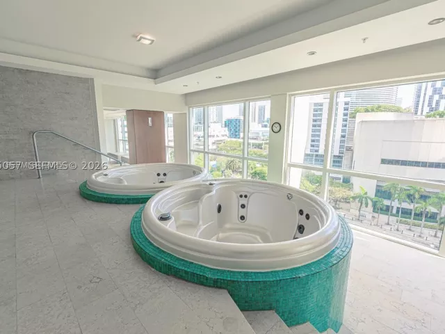 3-bedroom condo for sale in Miami - 31 SE 5th St 4121 - MondialRealty