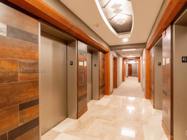 3-bedroom condo for sale in Miami - 31 SE 5th St 4121 - MondialRealty