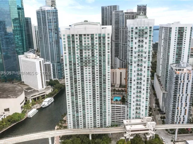 3-bedroom condo for sale in Miami - 31 SE 5th St 4121 - MondialRealty