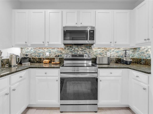 Home for sale at 1019 W Longport Cir 5A - photo 7476201