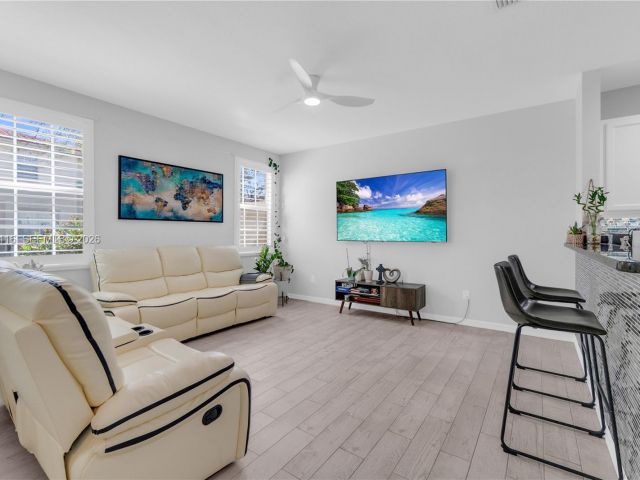 Home for sale at 1019 W Longport Cir 5A - photo 7476204